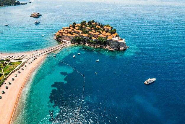 Belas praias e a ilha de Sveti Stefan perto de Budva Montenegro Resort de luxo no mar Adriático
