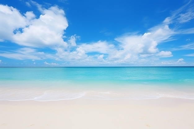 Belas praias tropicais mar oceano com nuvens brancas céu azul e copyspace