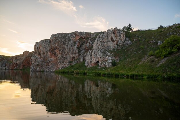 Foto belas rochas perto do rio riverchusovaya