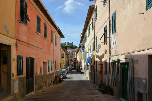 Belas ruas antigas com casas e paredes de tijolos de uma pequena cidade medieval Itália