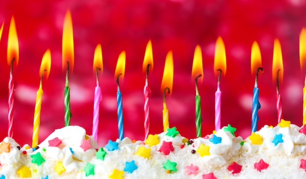 Foto belas velas de aniversário em fundo vermelho