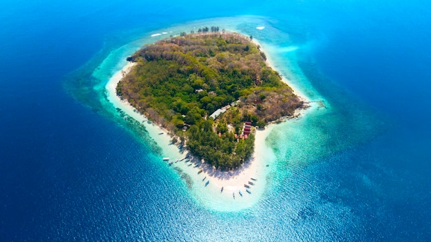 Belas vistas aéreas da ilha de Gili Nanggu