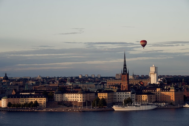 Belas vistas aéreas de Riddarholmen, em Estocolmo, na Suécia, com um balão de ar quente no céu
