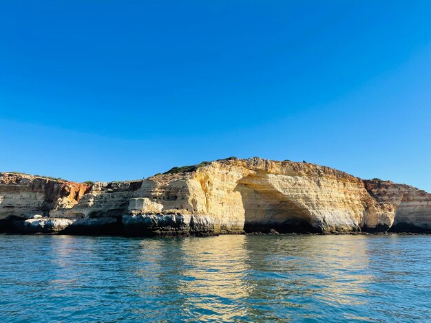 Belas vistas da Caverna de Benagil em Carvoeiro Algarve, Portugal Conceito de viagem vista do barco