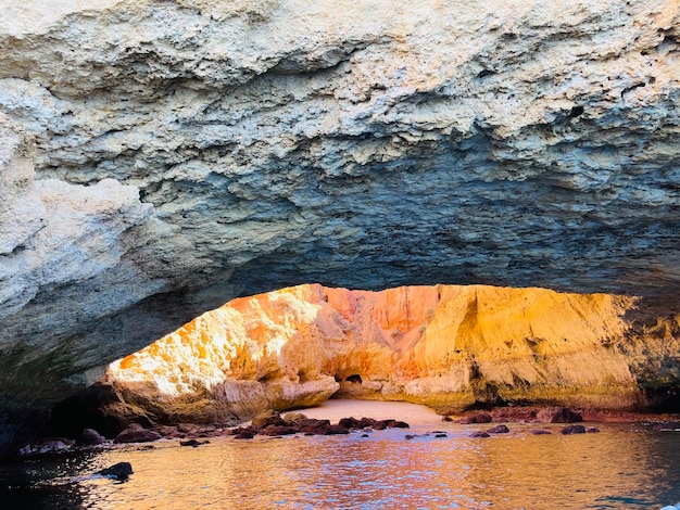 Belas vistas da Caverna de Benagil em Carvoeiro Algarve, Portugal