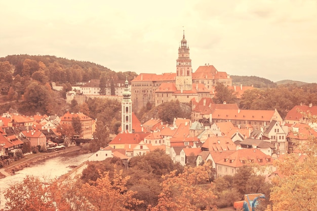 Belas vistas da cidade velha com um rio de igreja do castelo e casas com telhados de telha vermelha Toned