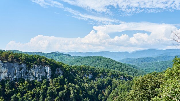 Belas vistas da montanha com grandes nuvens em sochi. krasnaya polyana.