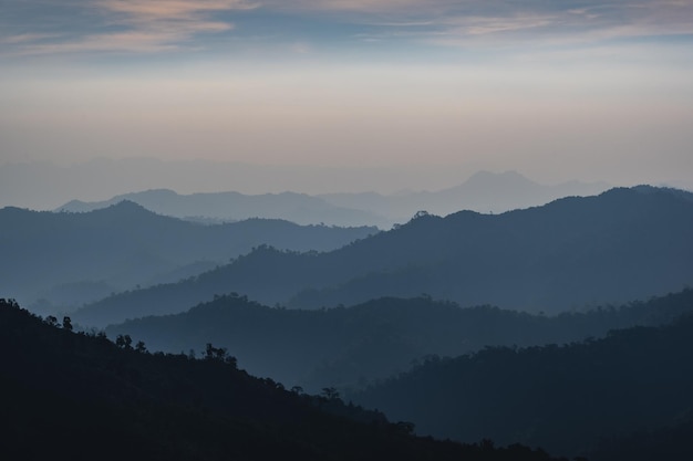 Foto belas vistas da paisagem e camadas de montanhas em khao khao chang phueak mountiana montanha mais alta do parque nacional de thong pha phum é conhecida como khao chang phueak