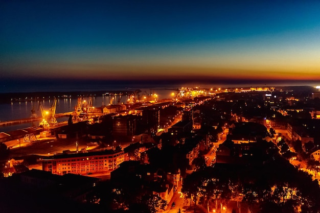 Belas vistas da paisagem urbana de Klaipeda, na Lituânia, à noite