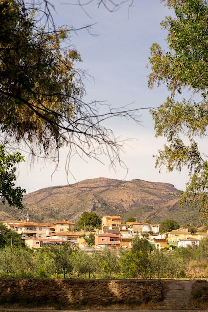 Belas vistas da vila na natureza