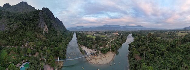 Belas vistas das montanhas e os marcos do passeio de balão viajam Vang Vieng Laos