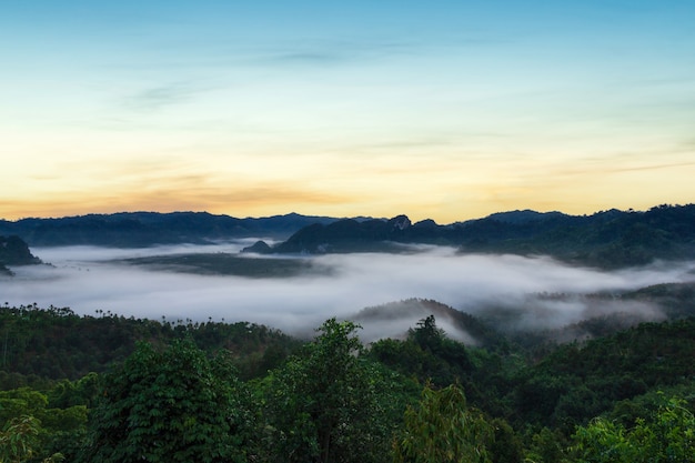 Belas vistas das montanhas na névoa ao amanhecer, província de Ranong, Tailândia