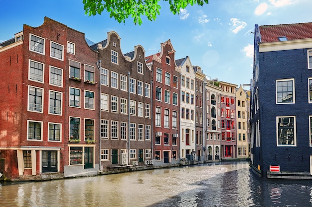 Belas vistas das ruas, edifícios antigos, pessoas aterros de Amsterdã