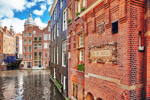 Belas vistas das ruas, edifícios antigos, pessoas aterros de Amsterdã