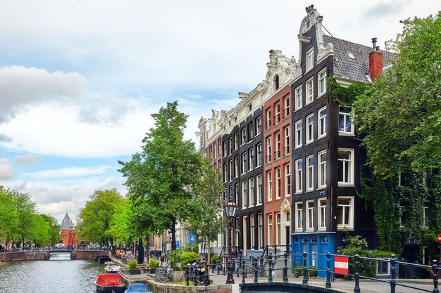 Belas vistas das ruas, edifícios antigos, pessoas aterros de amsterdã