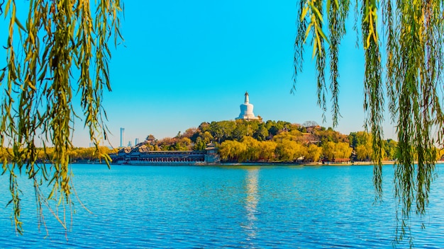 Belas vistas do Lago Beihai e da Ilha de Jade com Pagode Branco no Parque Beihai. Pequim, China.