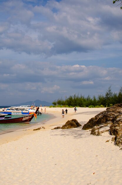 Belas vistas do mar e da praia e águas turquesa na tailândia