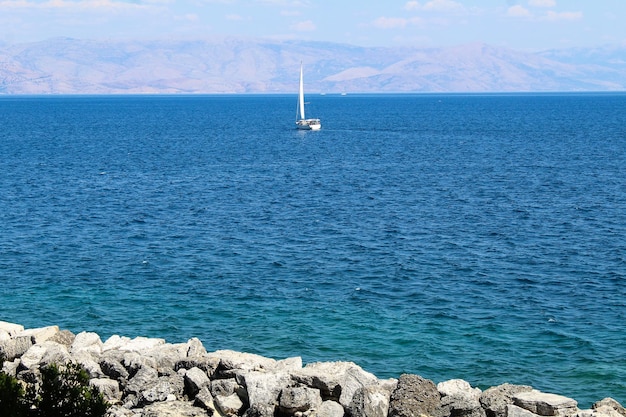 Belas vistas do mar num dia ensolarado Corfu Grécia