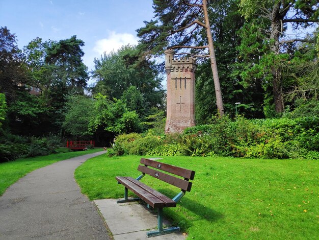 Foto belas vistas do parque verde com um banco vazio bournemouth upper gardens reino unido