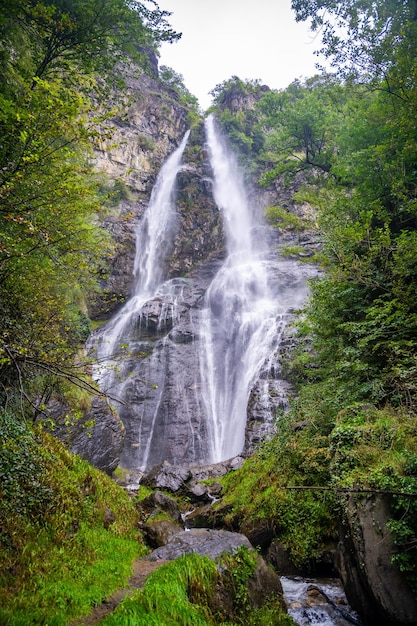 Foto belas vistas panorâmicas da cachoeira na cidade de san pietro, na itália