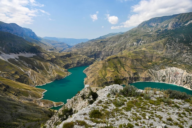 Belas vistas panorâmicas das montanhas e do rio no Sulak Canyon em um dia de verão ensolarado Dagestão Rússia