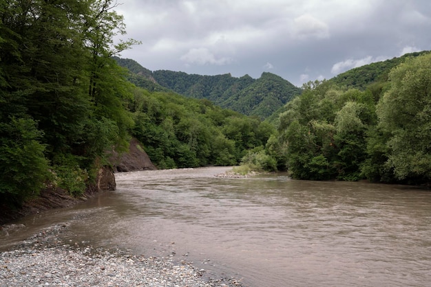 Belaya River Canyon und Trident Mountain im Hintergrund Westkaukasus Maikop Bezirk zwischen Dakhovskaya und Khamyshki Republik Adygea Russland