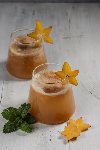Beleben Sie einfach ein frisches Getränk aus Sternfrucht- oder Karambolensaft
