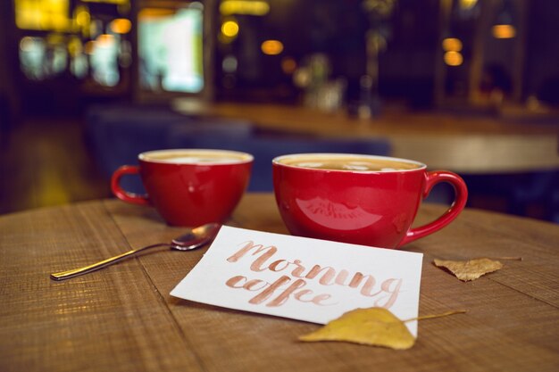 Belebender Morgenkaffee in einem Café