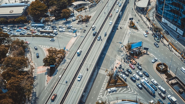 Belebte Autobahnkreuzung im Stadtzentrum der Metropole