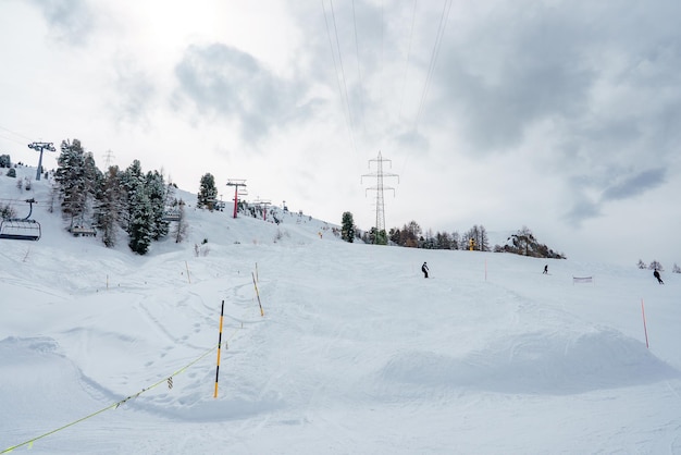 Belebte Skipiste im Winter Wunderland Nebeltag Skilifte und schneebedeckte Bäume