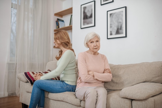 Beleidigte Mutter, die ihre Tochter nach dem Streit missachtet