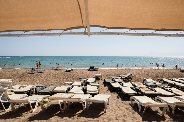 Belek, Türkei - 08.08.2019: Urlauber am Strand in der Nähe des Meeres. Urlaub und glückliches Lebensstilkonzept. Sommerferien Hintergrund