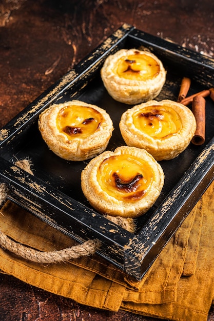 Belem-Kuchen oder Pasteis de Belem Portugiesische Pastel de Nata Custard Tarts Dunkler Hintergrund Ansicht von oben