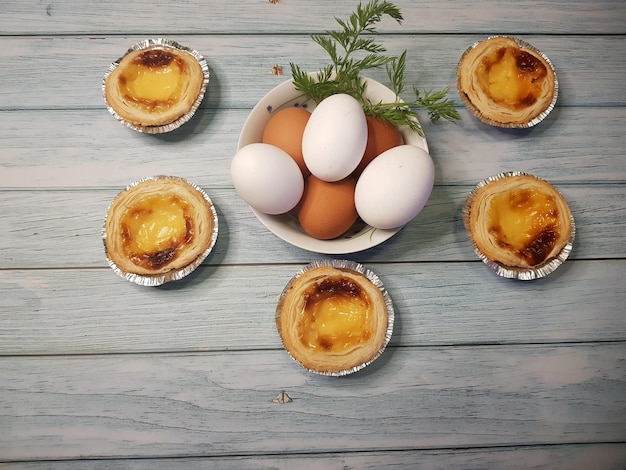 Belem-Kuchen und Dekoration mit Eierschale auf gealtertem Holz