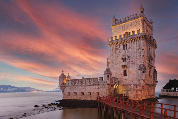 Belem Tower berühmte Touristenattraktion in Lissabon bei Nacht Portugal