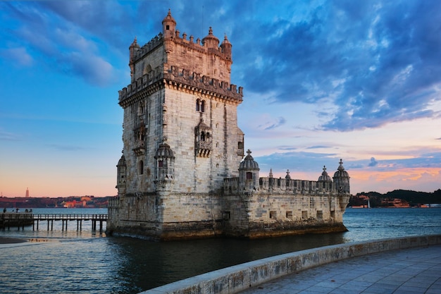 Belem-Turm am Ufer des Tagus in der Dämmerung nach Sonnenuntergang Lissabon Portugal