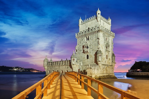 Belem-turm am ufer des tejo in der dämmerung lissabon portugal