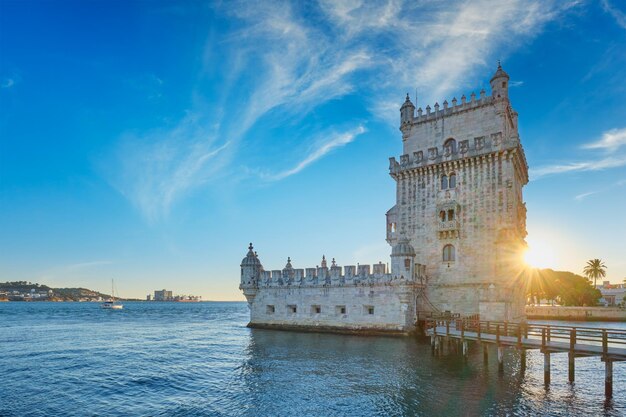 Belem-Turm oder Turm von St. Vincent, berühmtes Touristenattraktion von Lissabon und Touristenattraktion am Ufer des Flusses Tejo Tejo bei Sonnenuntergang in Lissabon, Portugal