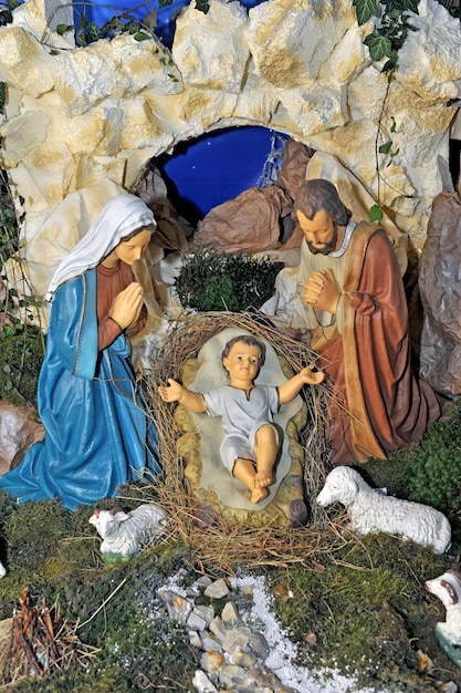 Foto belén tradicional de navidad con maría y josé y el niño jesús en el pesebre.
