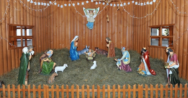 Belén tradicional de Navidad con María y José y el niño Jesús en el pesebre.