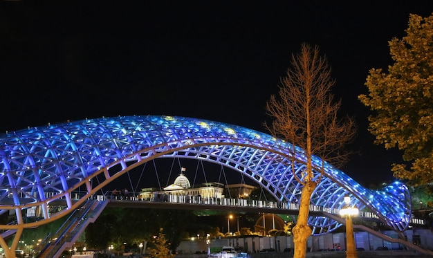 Beleuchtete Brücke des Friedens Tbilisi Georgien