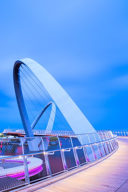 Foto beleuchtete brücke gegen den himmel bei sonnenuntergang