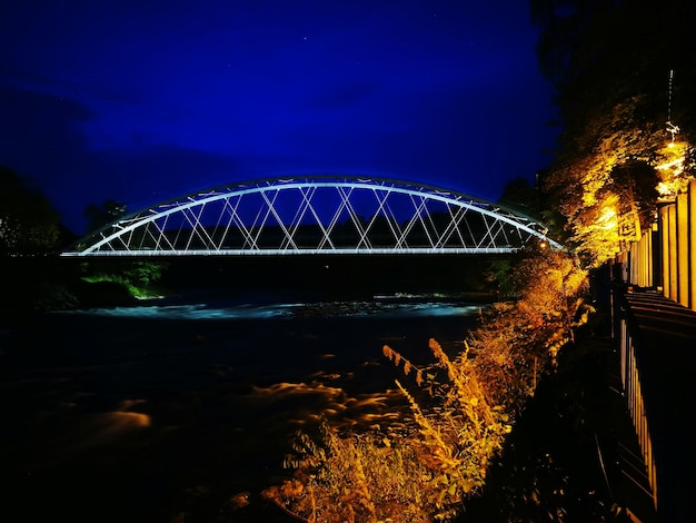 Foto beleuchtete brücke gegen den nachthimmel