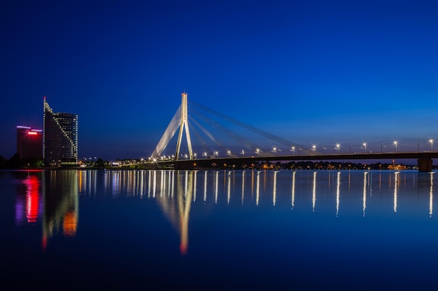 Beleuchtete Brücke in der Dämmerung in Riga Lettland