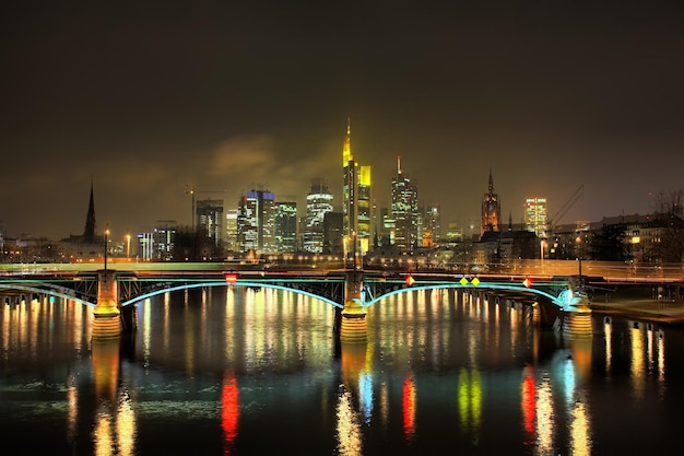 Foto beleuchtete brücke über den fluss in der nacht