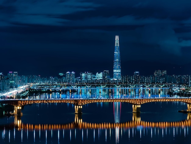 Beleuchtete Brücke über den Fluss in der Nacht