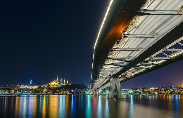 Beleuchtete Brücke über den Fluss in der Nacht