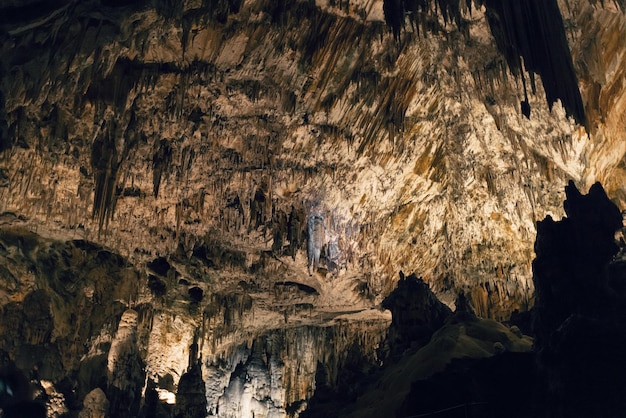 Beleuchtete Dropstones Stalaktiten