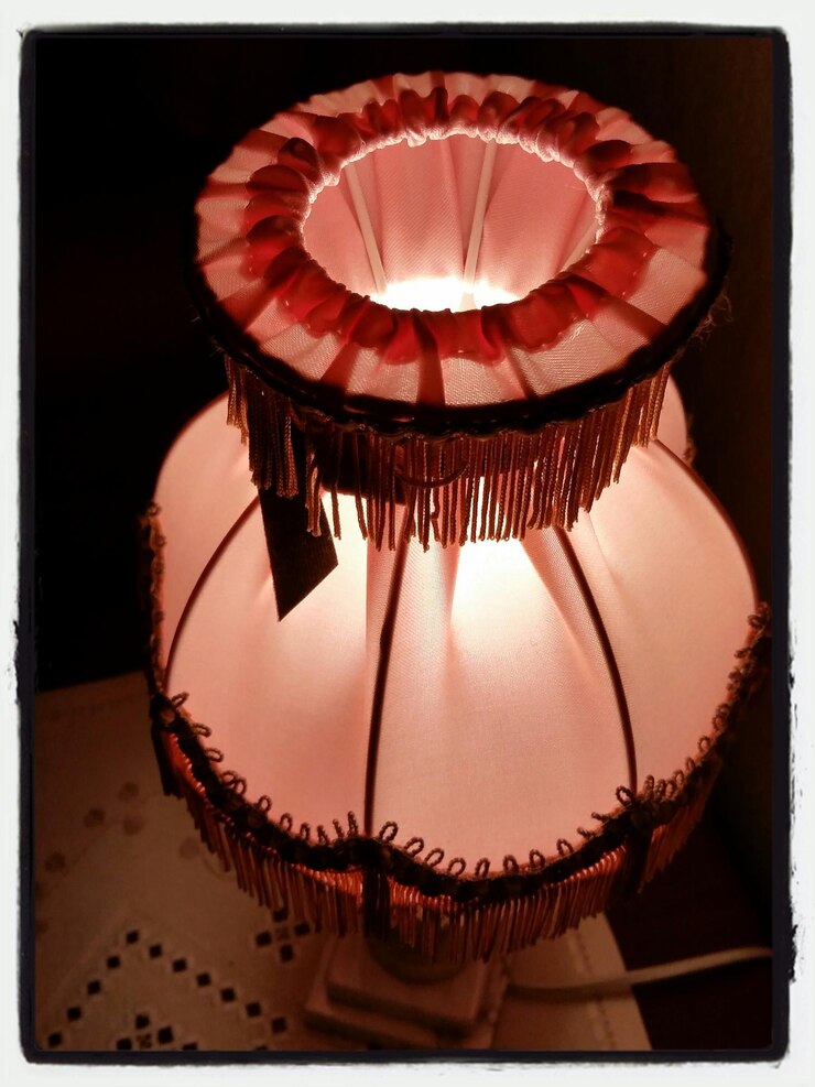 Foto beleuchtete elektrische lampe auf dem tisch zu hause