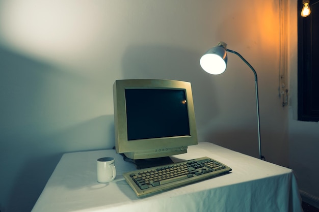 Beleuchtete elektrische Lampe auf einem Tisch an der Wand